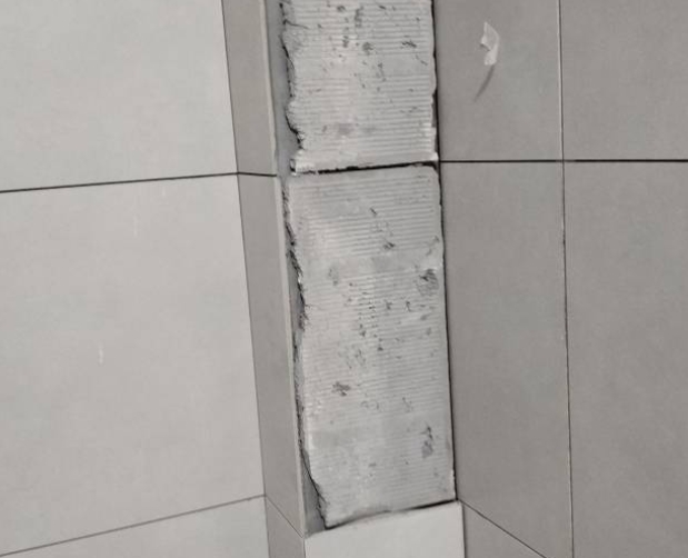涞水瓷砖空鼓维修公司分享下瓷砖施工前基层浇水润湿程度不足，可能导致以下问题