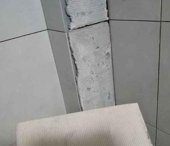 涞水瓷砖空鼓维修公司分享下厨房瓷砖脱落的补救措施。